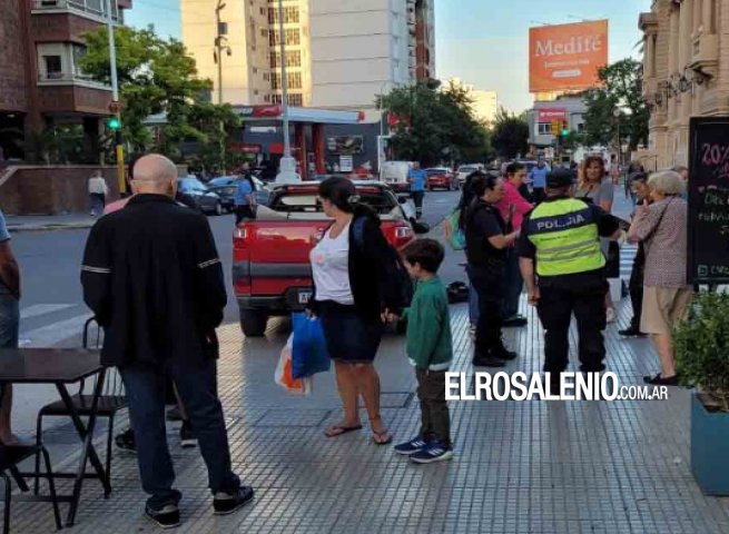 Un hombre persiguió a un ciclista por la vereda con su camioneta y lo atropelló