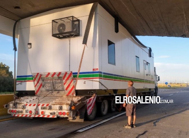 Un camión quedó atascado en el “puente naranja“