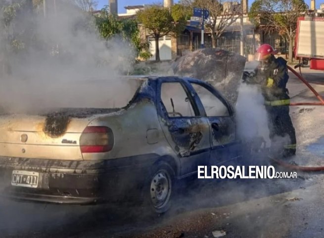 Otro auto fue consumido por las llamas