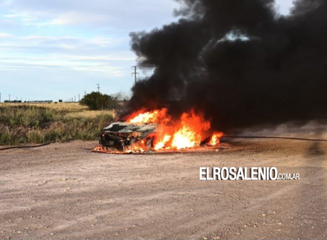 Un automóvil terminó destruido por el fuego