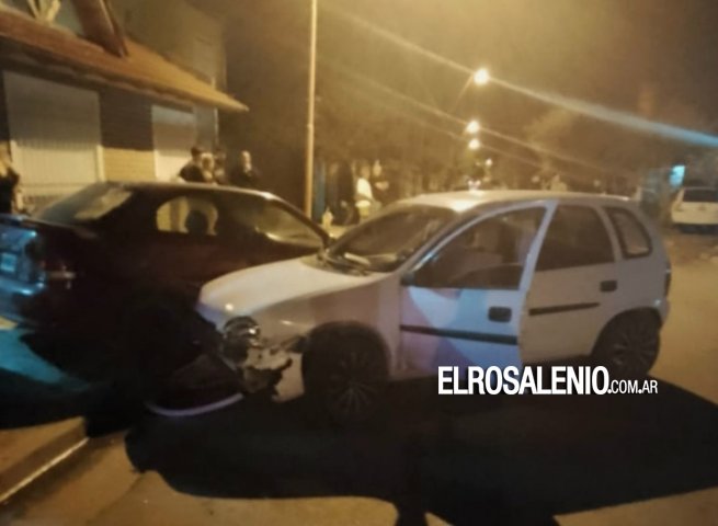 Chocó, dañó un auto estacionado y se subió a la vereda