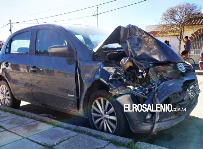 Perdió el control y embistió autos estacionados