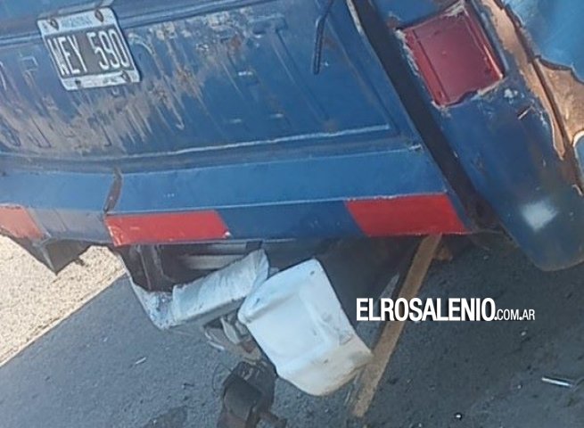 Perdió el control y embistió autos estacionados