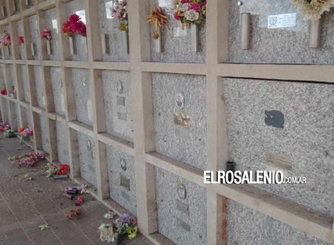 De no creer: anoche volvieron a robar placas en el panteón del COM