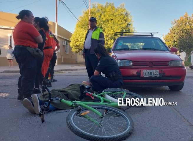 Otro accidente entre auto bicicleta