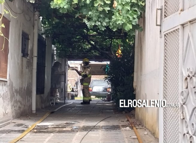 Incendio de un vehículo estacionado en el fondo de una vivienda