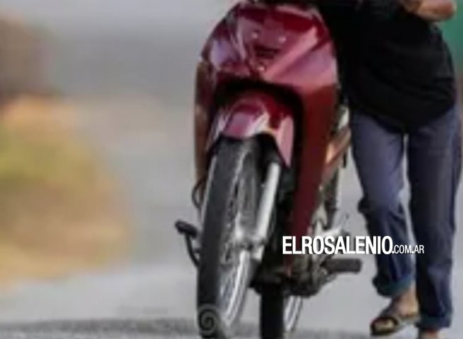 Le robaron la moto estacionada frente a su casa