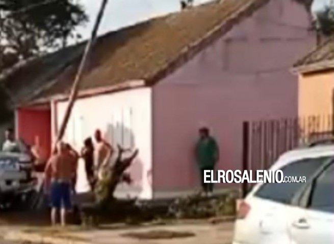 Se subió a la vereda, rompió un árbol, un poste y se fue