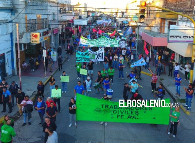 Multitudinaria marcha contra los despidos de personal civil contratado de la Armada