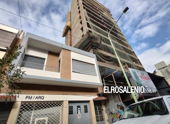 Una herramienta cayó de un edificio en construcción y le perforó el techo de la casa