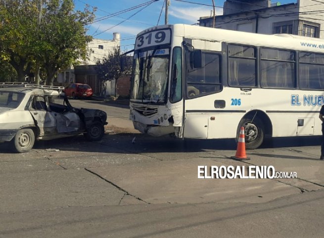 Fuerte impacto entre un colectivo de la 319 y un auto en Paso y 9 de julio
