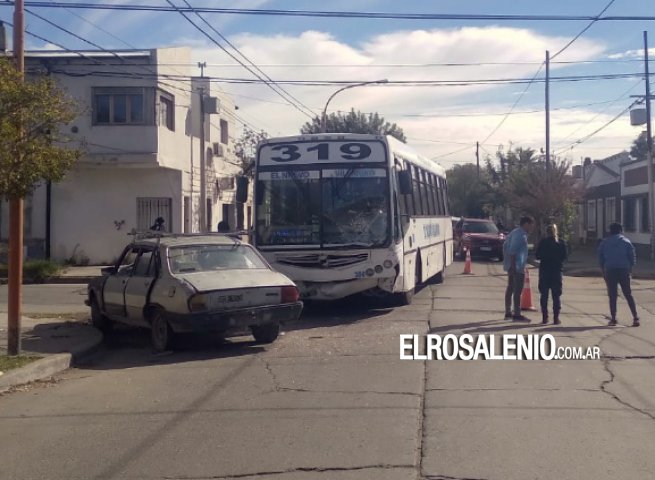 Fuerte impacto entre un colectivo de la 319 y un auto en Paso y 9 de julio