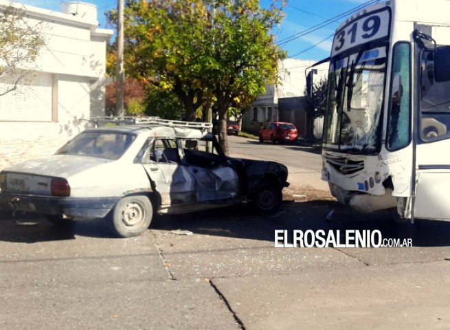 Fuerte impacto entre un colectivo de la 319 y un auto en Paso y 9 de julio