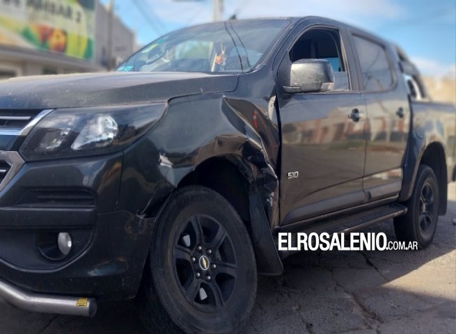 Choque de auto y camioneta en el macrocentro