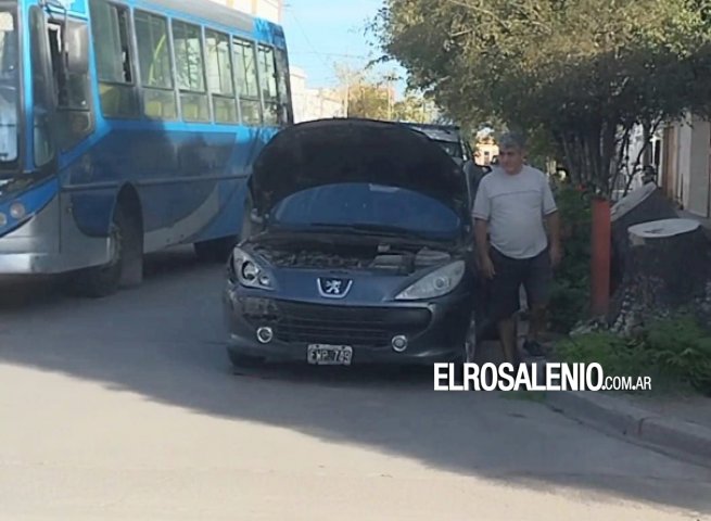 Choque de auto y camioneta en el macrocentro