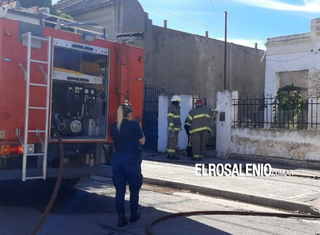 Bomberos sofocaron incendio en una vivienda deshabitada