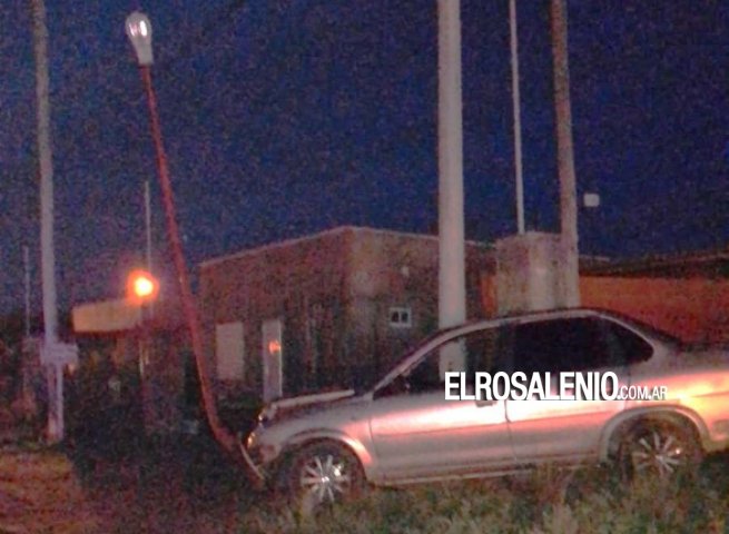 Perdió el control del auto e impactó contra una columna de alumbrado
