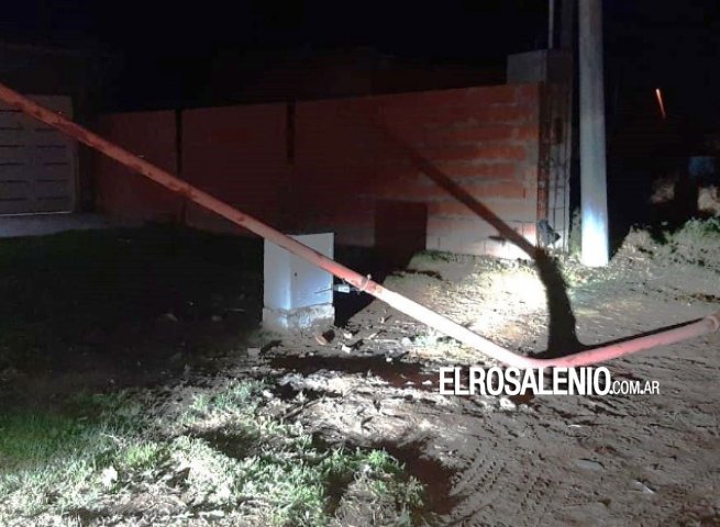 Perdió el control del auto e impactó contra una columna de alumbrado