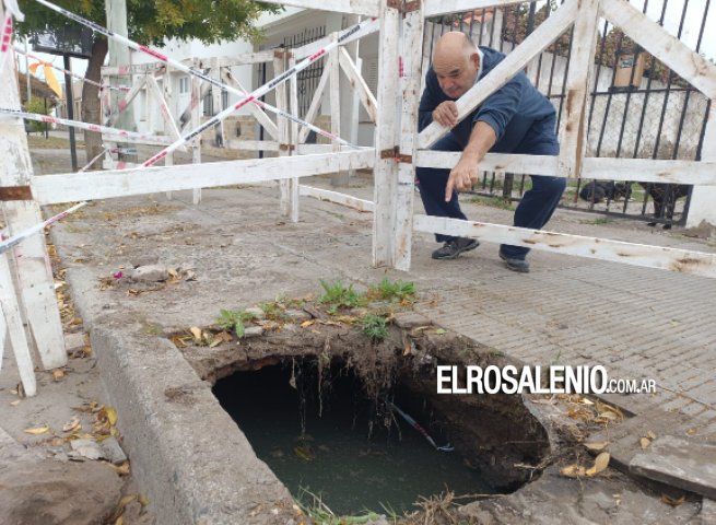  Por rotura de caño de ABSA, se hunde la vereda y corre riesgo el asfalto