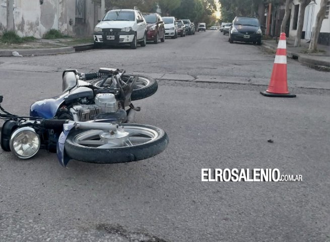 Moto impactó con un auto