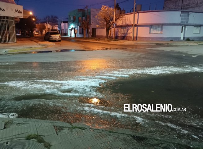 Varias esquinas peligrosas e intransitables por el hielo y la escarcha