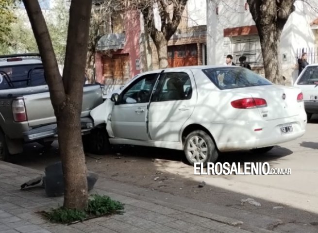 Se descompensó y chocó una camioneta estacionada 