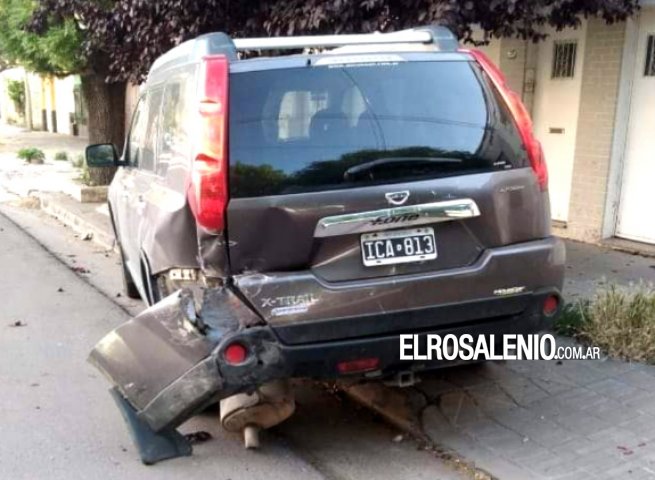 Chocó un auto estacionado, lo dañó, se fue y luego se presentó