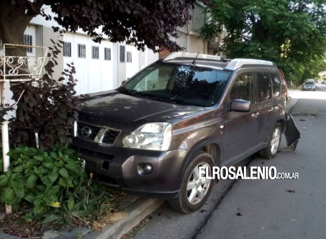 Chocó un auto estacionado, lo dañó, se fue y luego se presentó