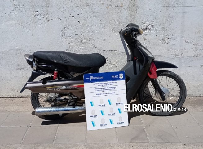Buscan propietarios de una moto abandonada en una vereda