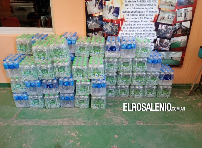 Bomberos Voluntarios recibió una donación de más de 700 botellas de agua