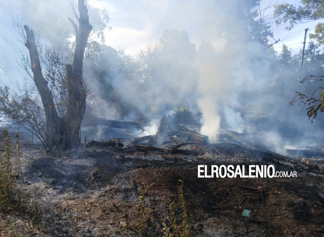 Incendio de pastizales en Ruta 229 en cercanías a una vivienda