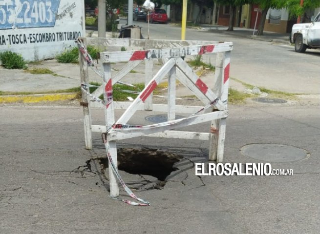 Peligroso hundimiento del pavimento en Libertad y Alvear
