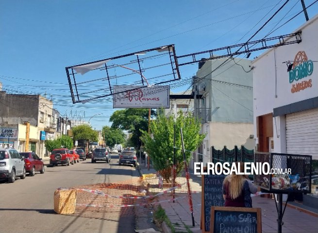 Estructura de un cartel a punto de caerse en pleno centro