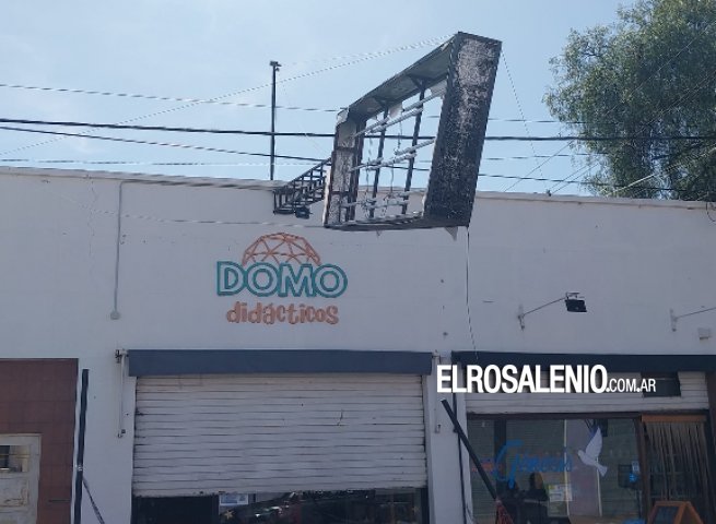 Estructura de un cartel a punto de caerse en pleno centro