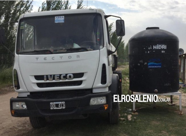 Colocan tanques con agua para abastecimiento de vecinos
