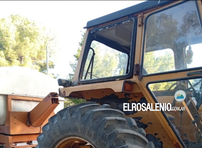 Le mojaron el auto con el regador y reaccionó rompiendo los vidrios de un tractor