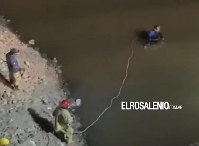 Cayó un auto al dique Paso de las Piedras: buzos y bomberos buscan a los ocupantes