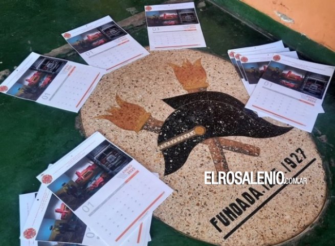 Bomberos Voluntarios continúa vendiendo almanaques 2025 para recaudar fondos
