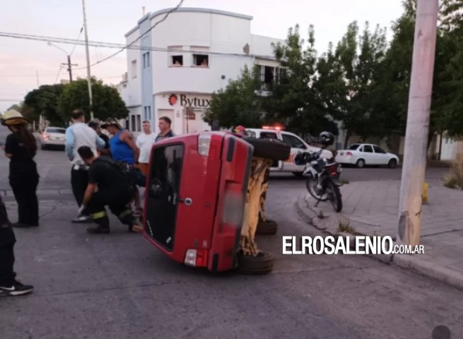 Impactó contra un poste de cemento y volcó tras sufrir una crisis epiléptica 