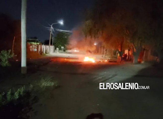 Barrio Martín Fierro: incendio, robo y ataque a la policía 