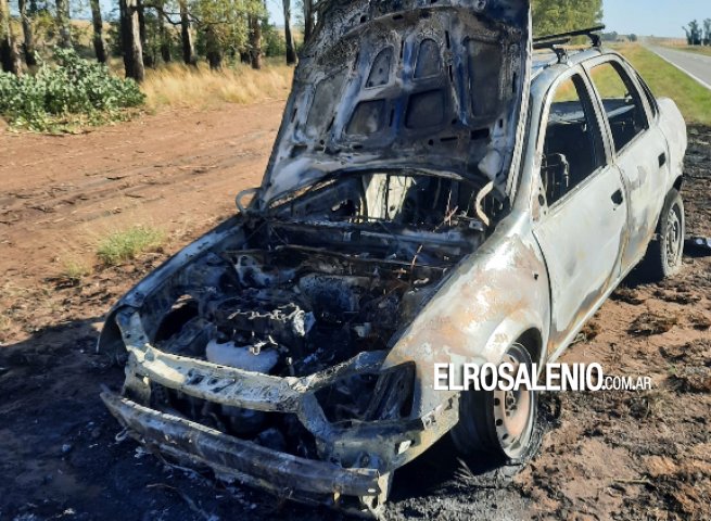 Se incendió un Chevrolet Corsa en la Ruta 249