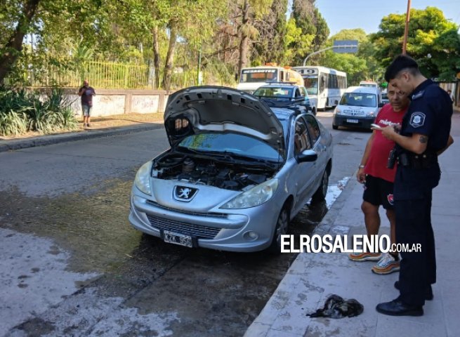 Un trapo olvidado en una reparación generó principio de incendio en un auto en pleno centro