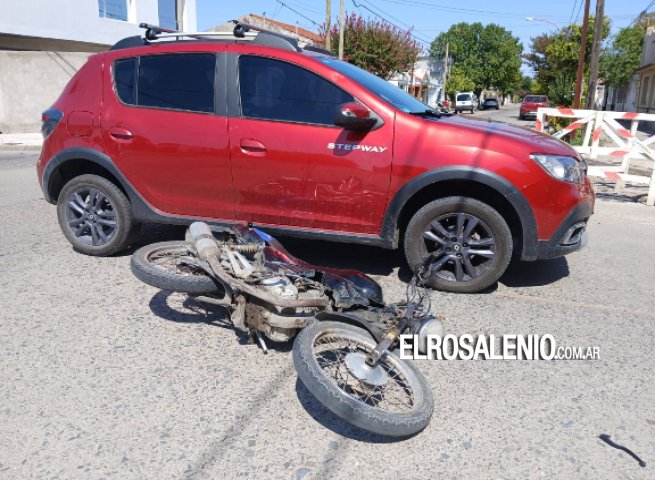 Chocaron un auto y una moto en la esquina del Club Sporting