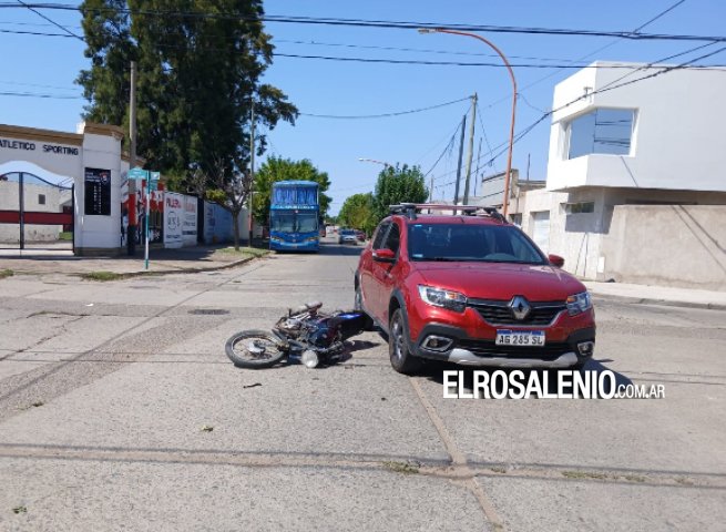 Chocaron un auto y una moto en la esquina del Club Sporting