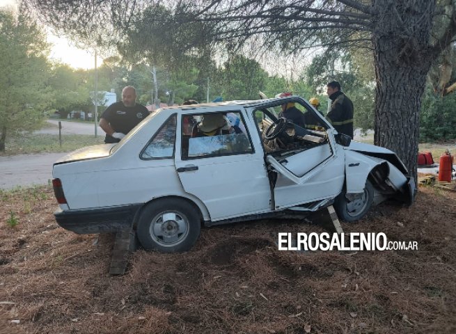Pehuen Co: chocaron contra un árbol en avenida San Martín