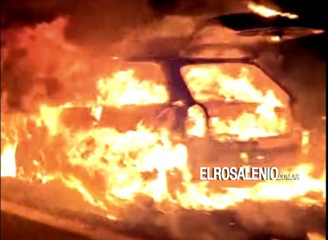 Se incendió un auto en la Ruta 3, en cercanías a la rotonda con R249