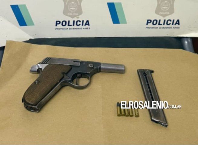 Dejaron un arma en un remis y quedaron aprehendidos