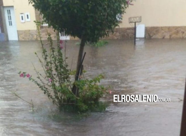 Calles inundadas y anegadas por las lluvias: sin servicio de transporte 