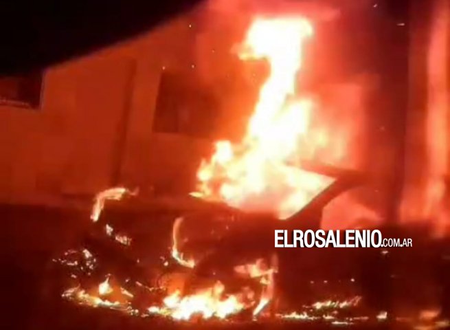 Incendio total en un auto en Nueva Bahía Blanca