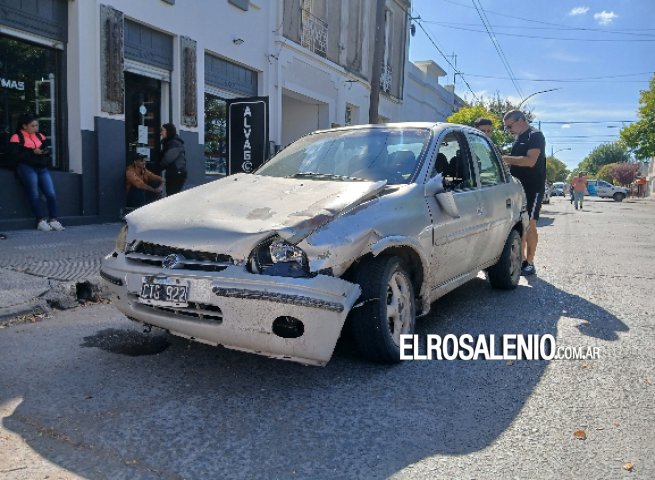 Fuerte impacto de vehículos en la esquina de la comisaria